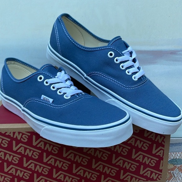 Vans WMNS Authentic Navy
VN000EE3NVY
Sneakers - Picture 15 of 16